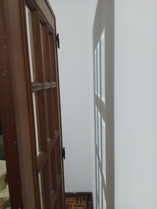 Porta de madeira com vidros e dobradiças