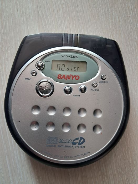 Плеєр Sanyo VCD-X220A.VCD, CD, MP3 та CD-R/RW.