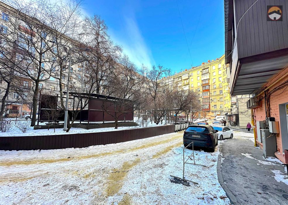 Продається 2-х кімнатна сталінка в Центрі  "Будинок зі Шпилем"