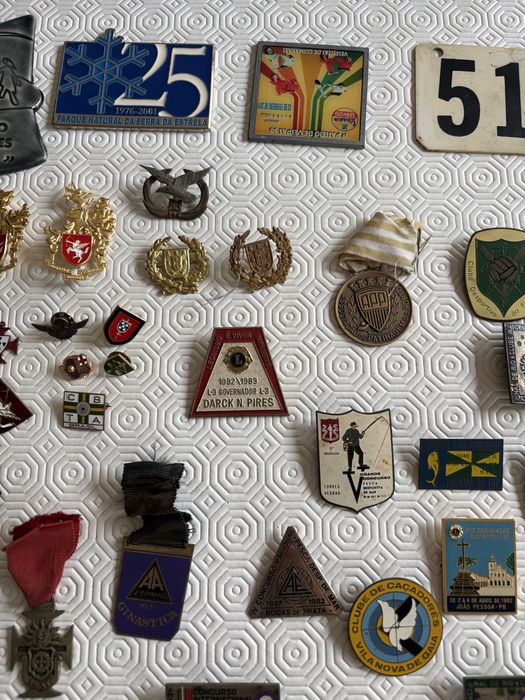 Medalhas crachas pins alfinetes