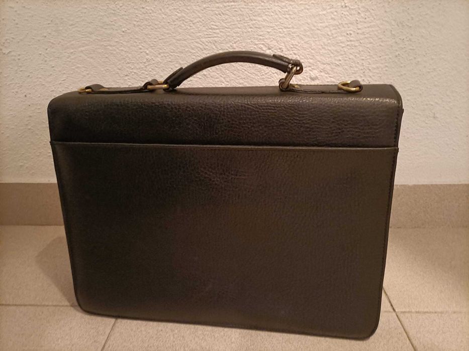 Mala tipo James Bond em estado novo