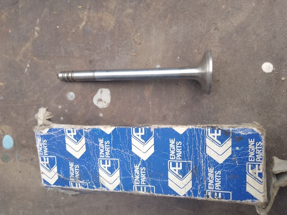 Клапан выпускной Форд-эскорт мотор  1,1 литра.