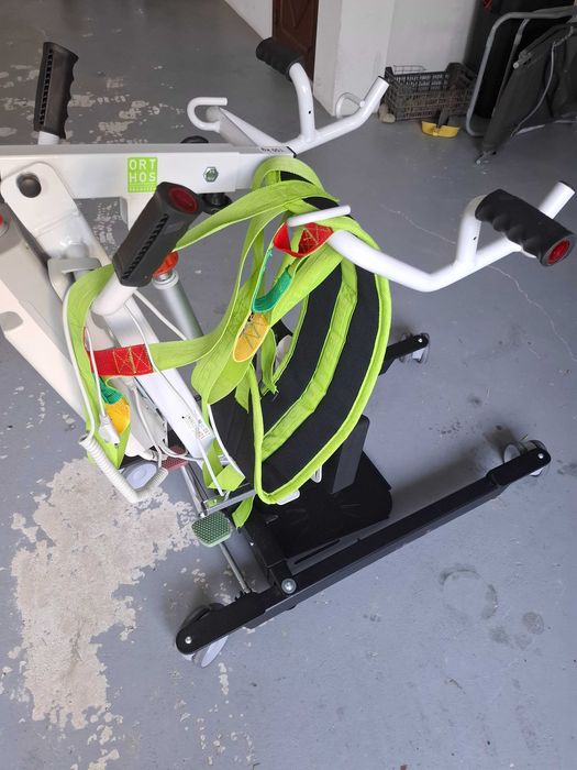 Grua para deslocar pessoas com pouca mobilidade