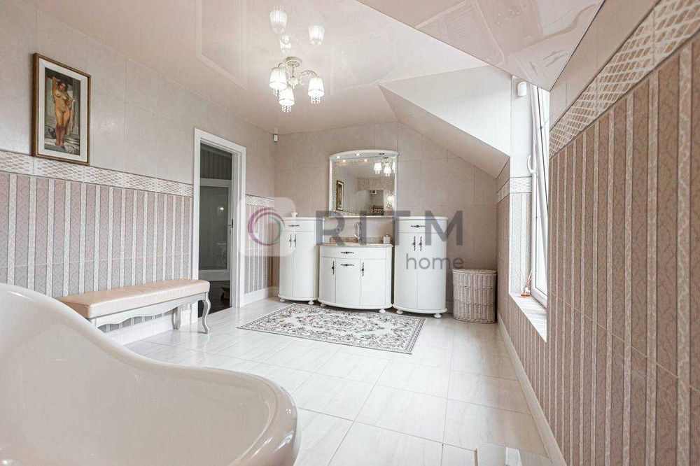 Продаж будинок з ремонтом 320м2 в с. Сокільники, вул. Довбуша.