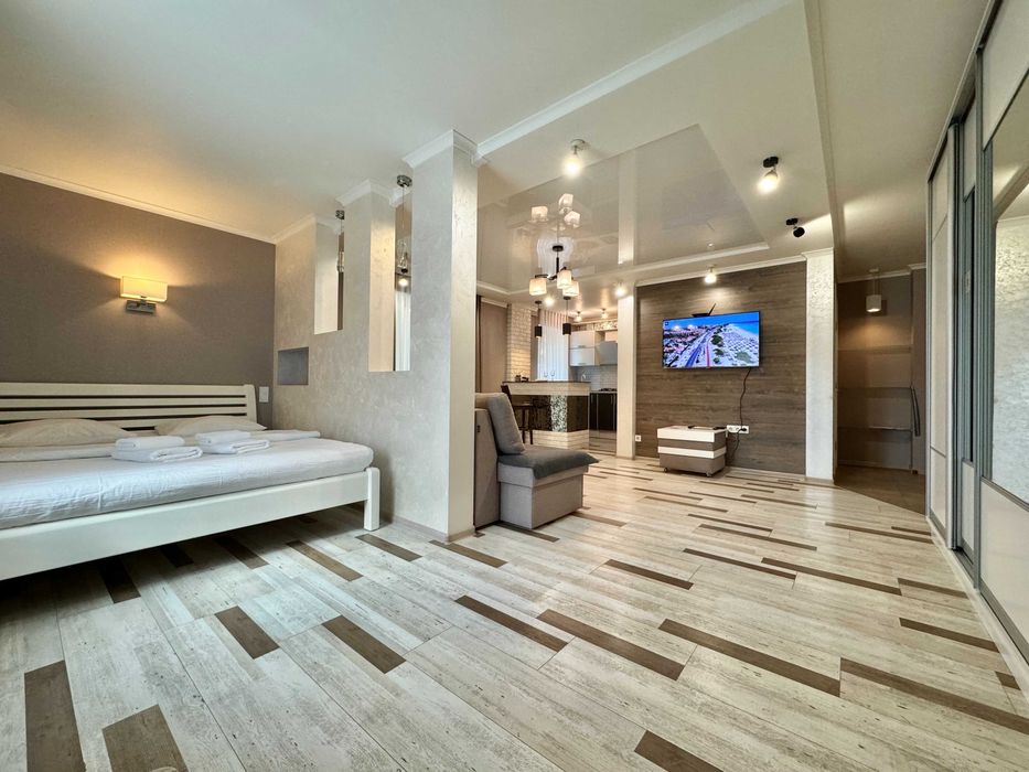 ApartPoltava Розкішна студія ПОДОБОВО, Кутова ванна, СВІТЛО ЗАВЖДИ