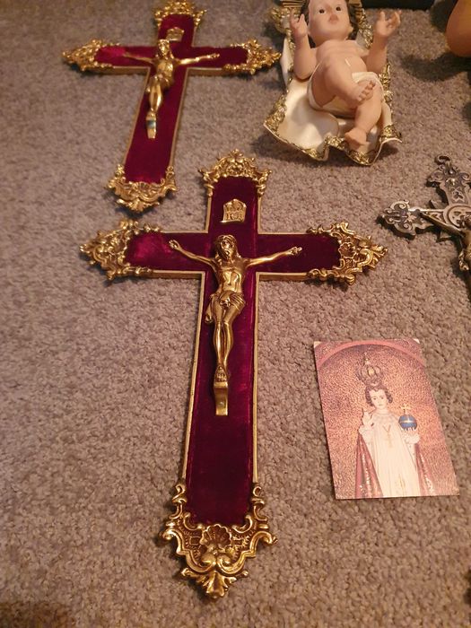 Lote religioso – figuras, crucifixos e quadros