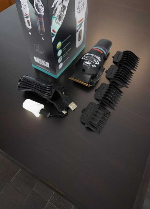 Машинка для стрижки волосся  з професійними можливостями на акумі