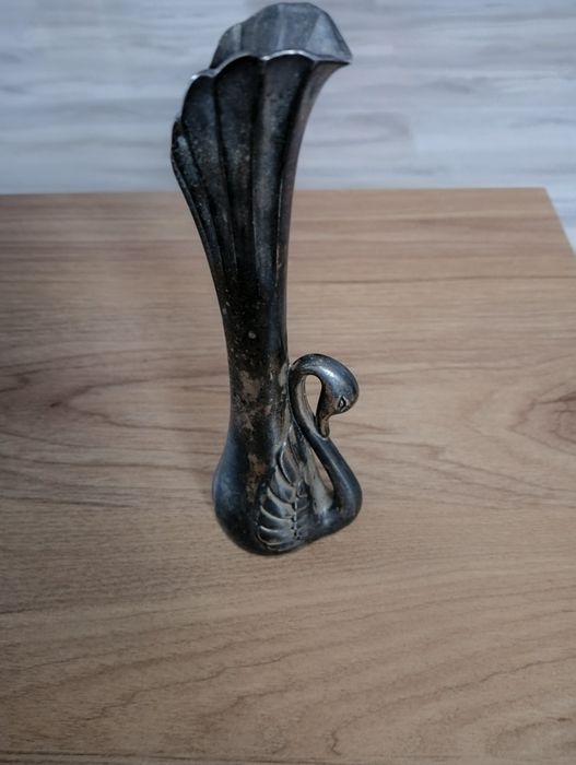 Wazon metalowy w kształcie łabędzia
