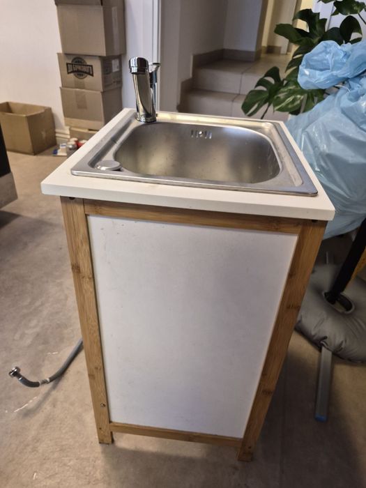 Mały, kompaktowy zlew z baterią – idealny do sklepu / lokalu