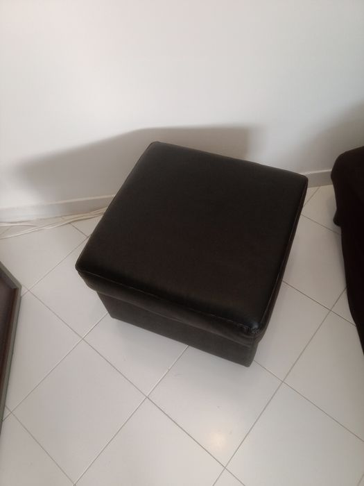 Sofá puff preto em pele sintética