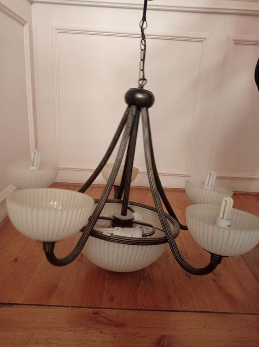 Mosiężny elegancki żyrandol