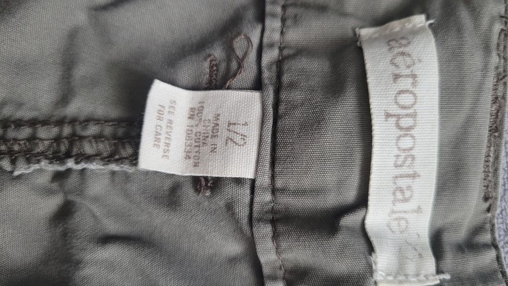 Zestaw szorty w kratkę Volcom i oliwkowe Aeropostale S