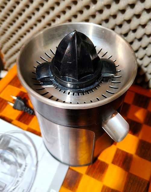 Citrus juicer, wyciskacz do cytrusów.