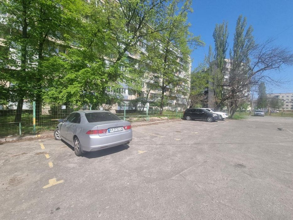 Оренда паркомісць пр-т Лісовий, 6