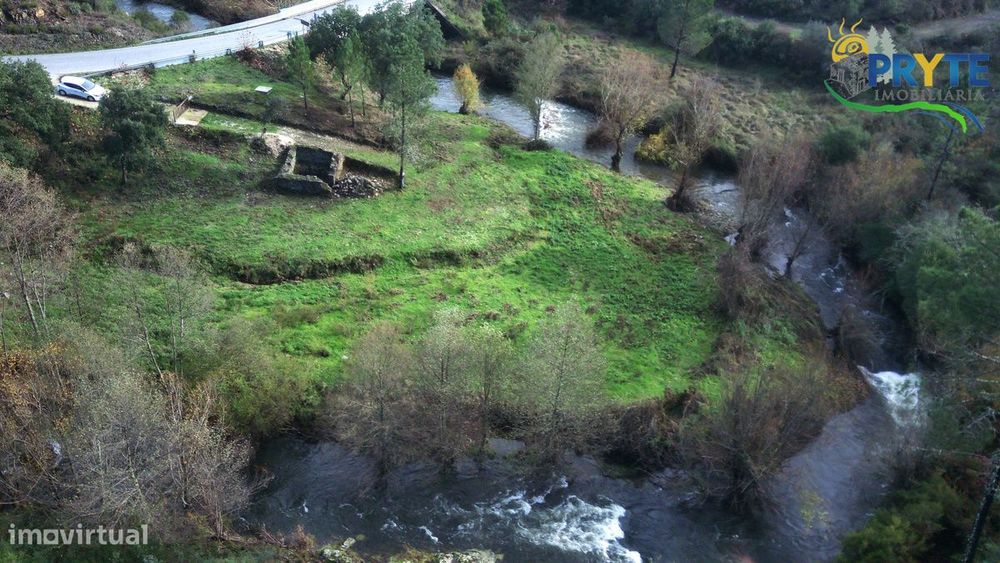 Ruína a confinar com Ribeira