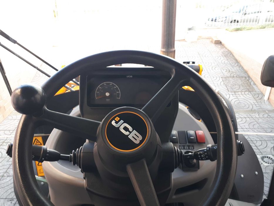 Máquina Retroescavadora JCB 3CX de 2024