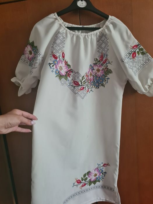 Вишивите плаття на дівчинку чи дівчину