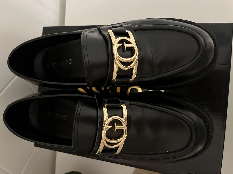 Mocassins pretos da Guess