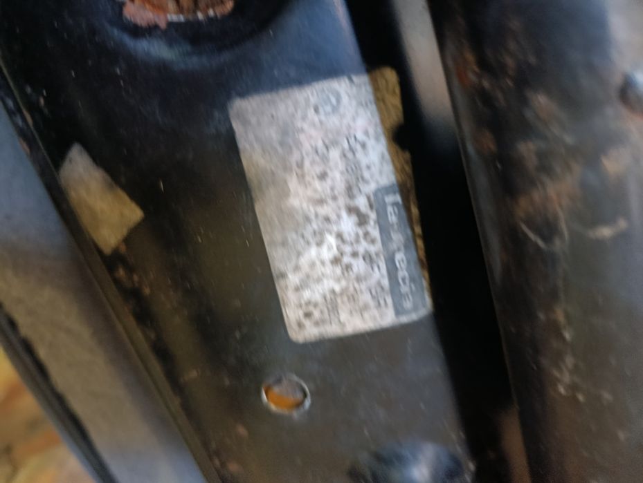 Седюшка сіра от Кіа соренто і чорне от Фольксваген гольф