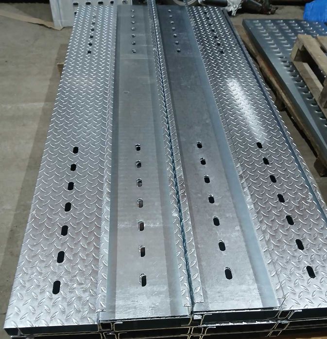 Blacha stal ocynkowana z otworami 4mm - panel do produkcji auto-lawet.