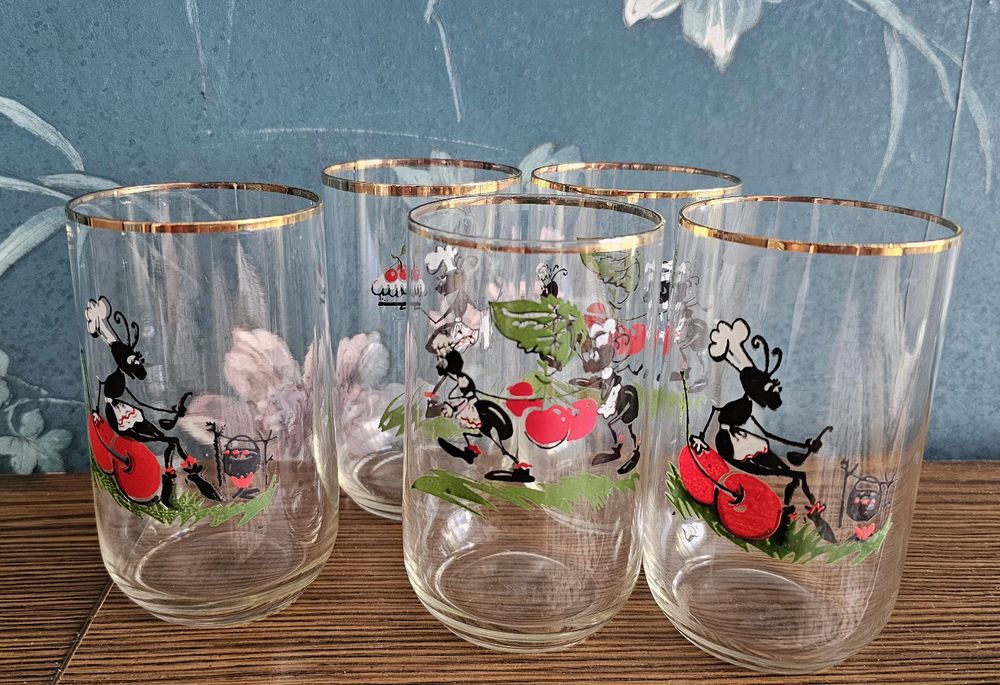 Келихи з тонкого скла.