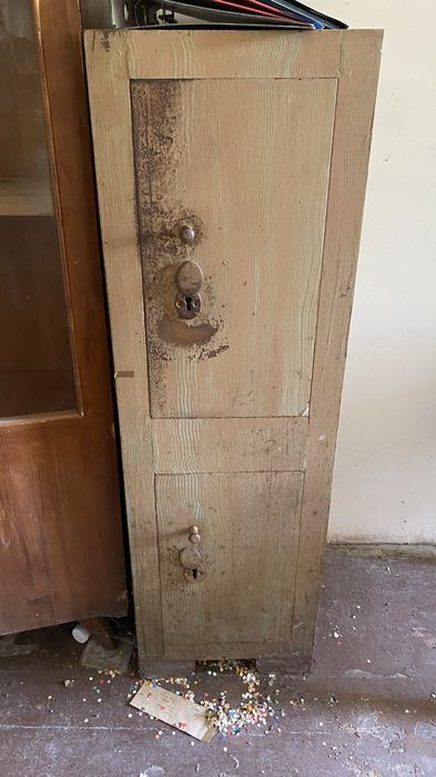 Сейфы и металический шкаф
