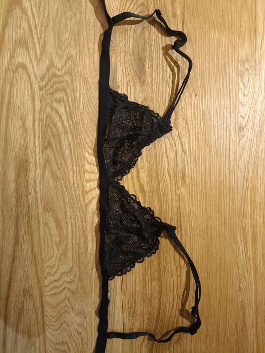 Czarny koronkowy biustonosz Bershka S