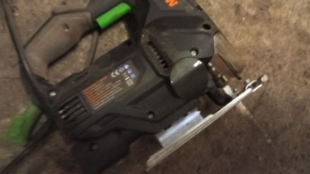 Wyrzynarka sieciowa marki Niteo Tools. 
Moc: 710 W.