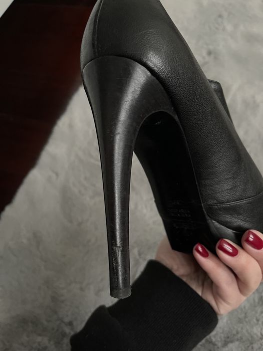 Женские кожаные туфли FENDY