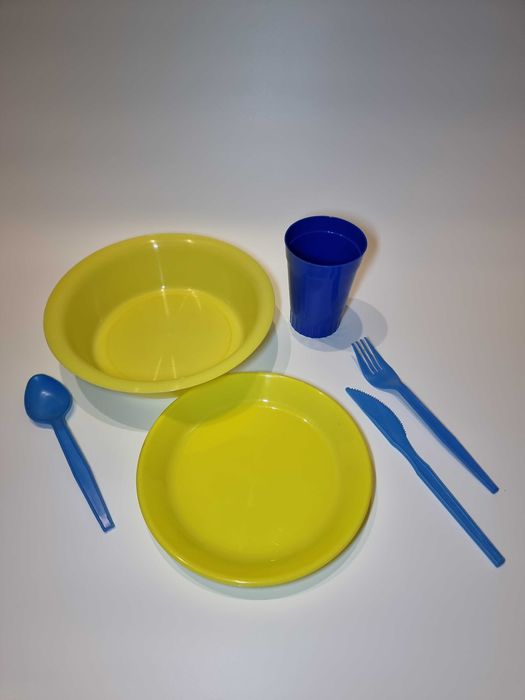Пластиковий посуд, тарілки, миски, ложки, вилки, ножі та інше.