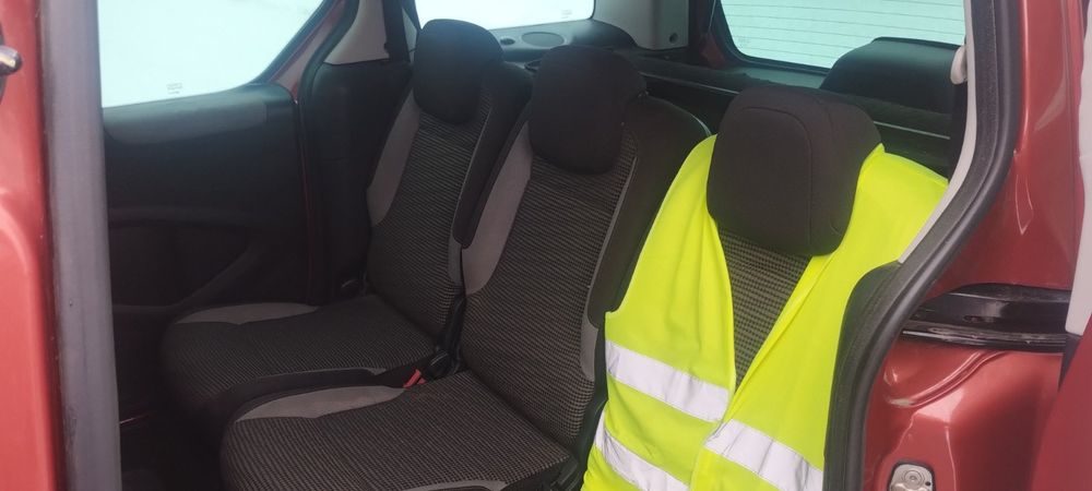 Продам Пежо- партнер 2008 р.в
1.6 бензин.ел.пакет.2 -зонний клімат--