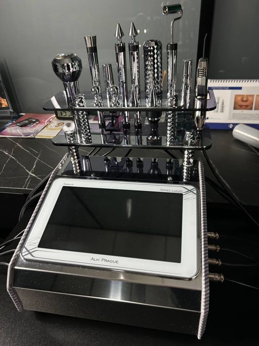 Мультіфункціональний косметологічний комбайн Famous 7 в 1