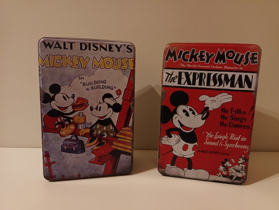 Duas caixas de coleção do Mickey