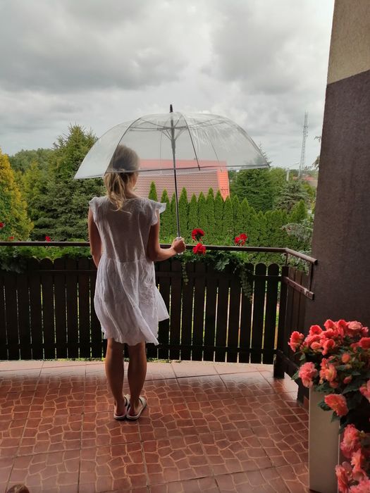 Duży transparentny biały parasol ślubny