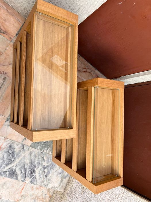 Sapateiras de madeira com tampo de vidro