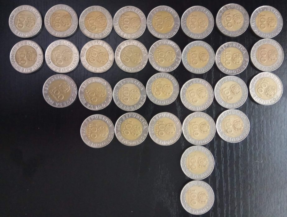 Moedas de 50 de 100 e 200 escudos entre outras