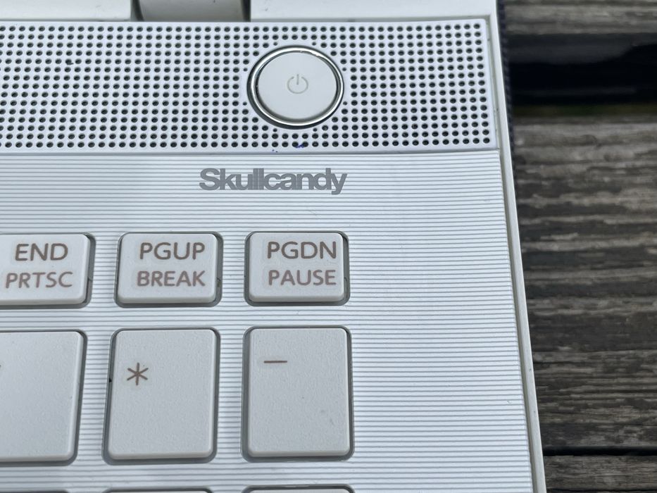 Computador Toshiba skullCandy