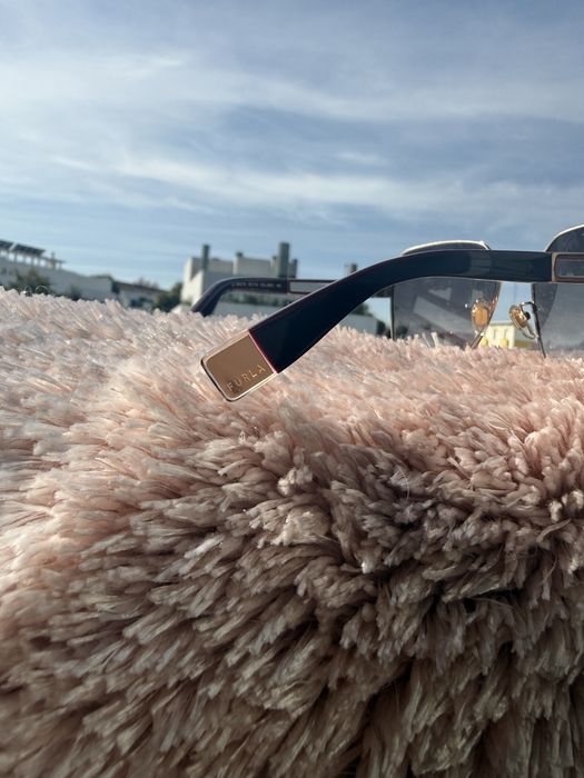 Óculos de Sol Furla Elegantes Dourados!