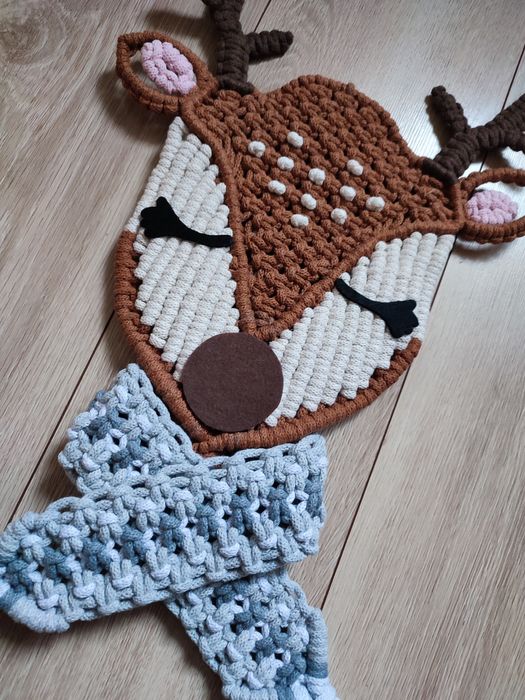 Zimowy renifer jelonek zawieszka dekoracja makrama szary szalik