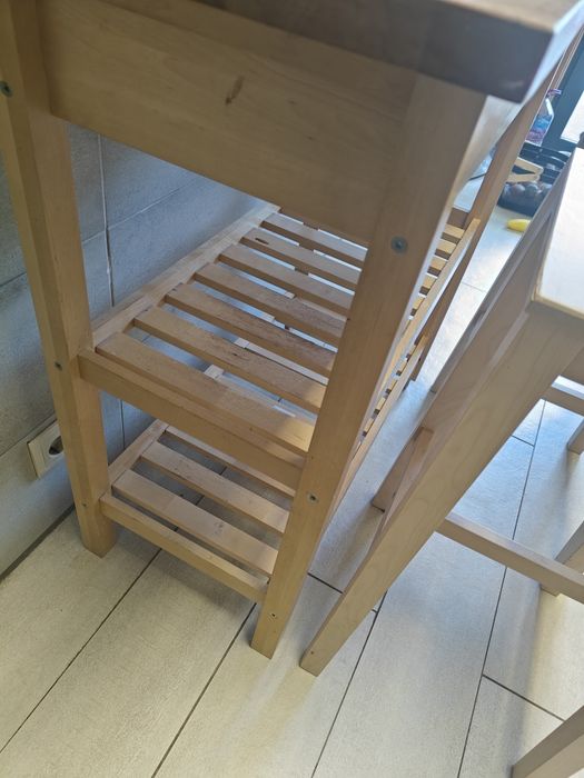 Mesa de apoio + 2 cadeiras em madeira maciça, como novo!!!