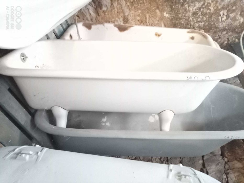 Banheiras vitorianas antigas vintage em ferro fundido