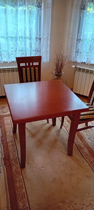 Stół z 4 krzesłami. Nie używany, jak nowy. Super jakość