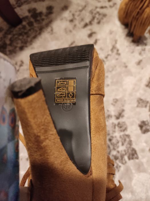 Botki z frędzlami rozmiar 37