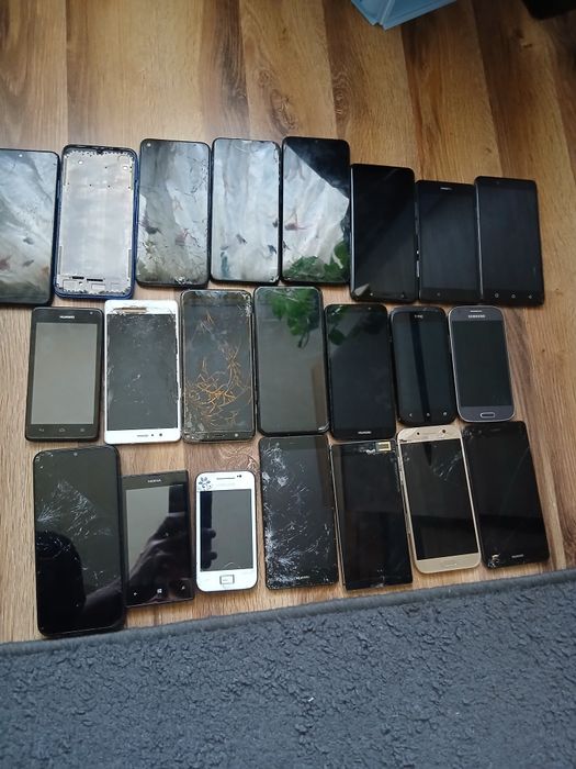 Zestaw uszkodzonych telefonow