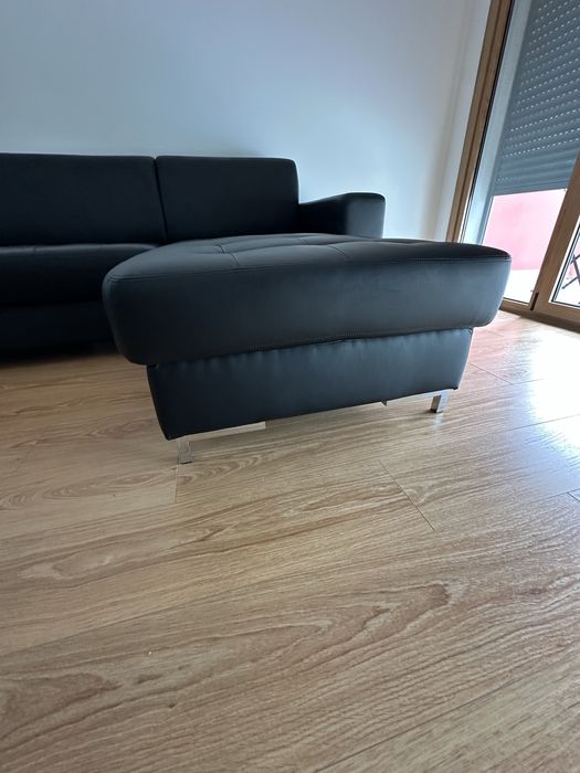 Sofá preto em napa