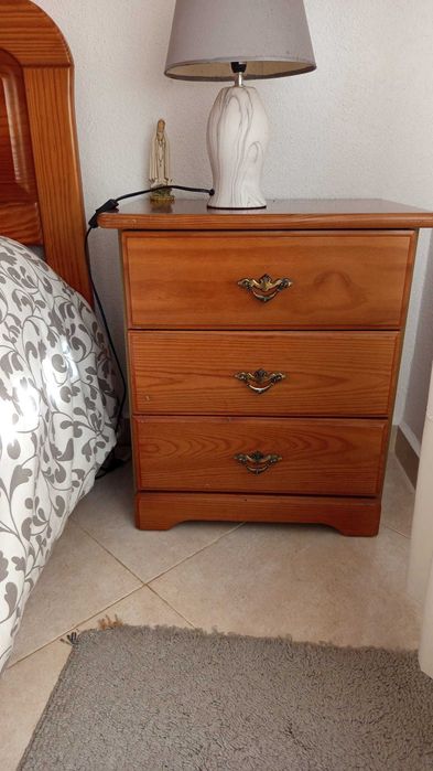Conjunto Completo de Quarto em Madeira de Pinho Maciço