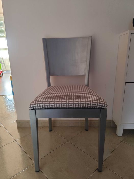Cadeira cinza restaurada