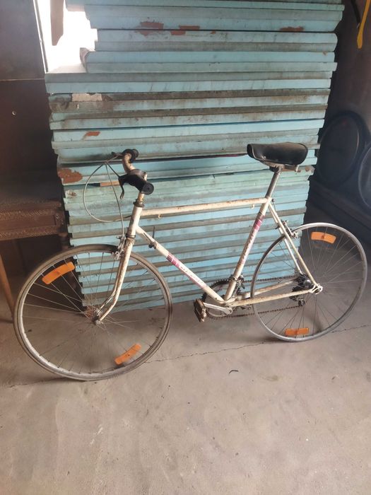 Bicicleta incompleta dos anos 80