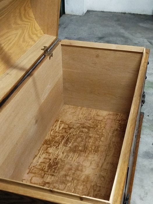 Baú em madeira ...........