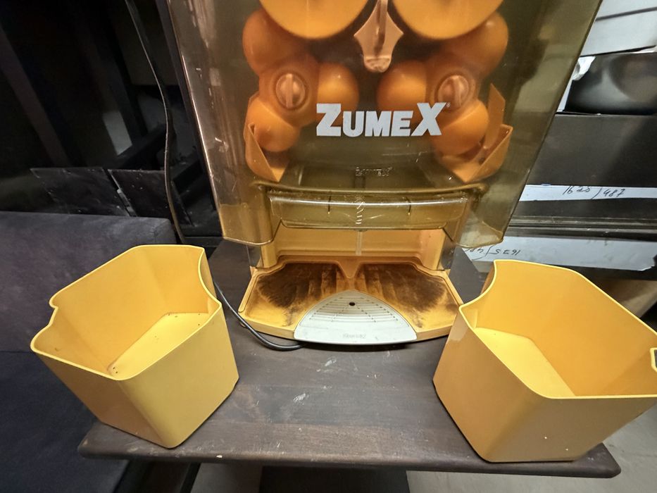 Соковитискач Zumex 200